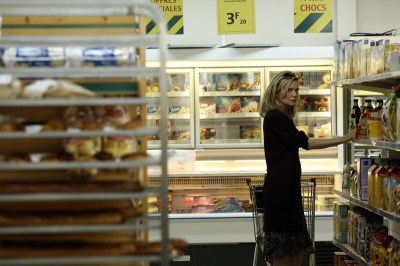 Michelle Pfeiffer dans une épicerie.Ne riez pas c'est une des meilleures scènes du film.