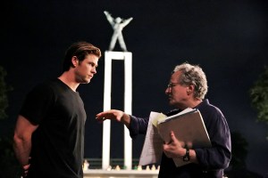 (L to R) CHRIS HEMSWORTH as Nicholas Hathaway and director/producer MICHAEL MANN on the set of Legendary?s ?Blackhat?. Set within the world of global cybercrime, ?Blackhat? follows a furloughed convict and his American and Chinese partners as they hunt a high-level cybercrime network from Chicago to Los Angeles to Hong Kong to Jakarta.